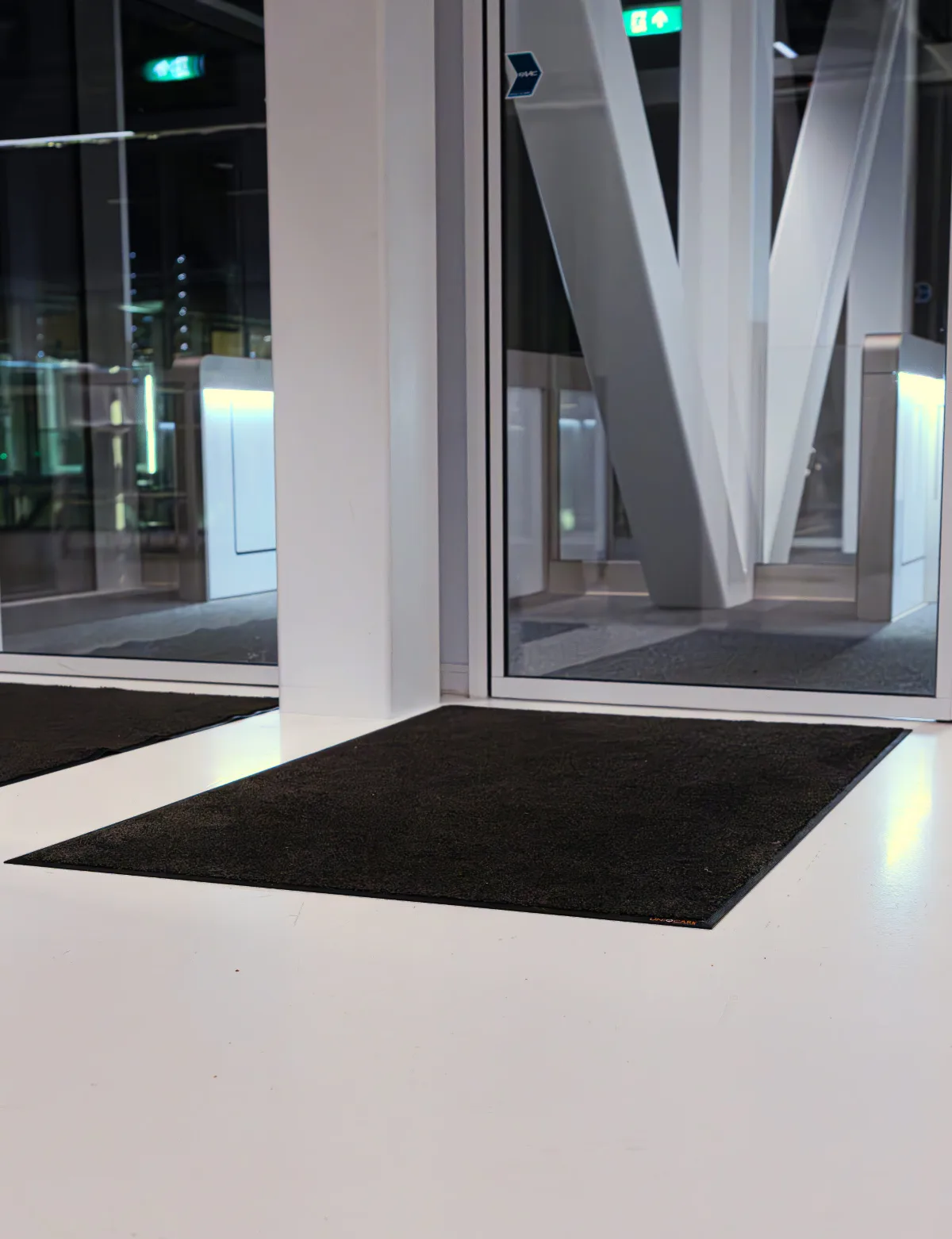 Een schoonloopmat in de entree van een gebouw