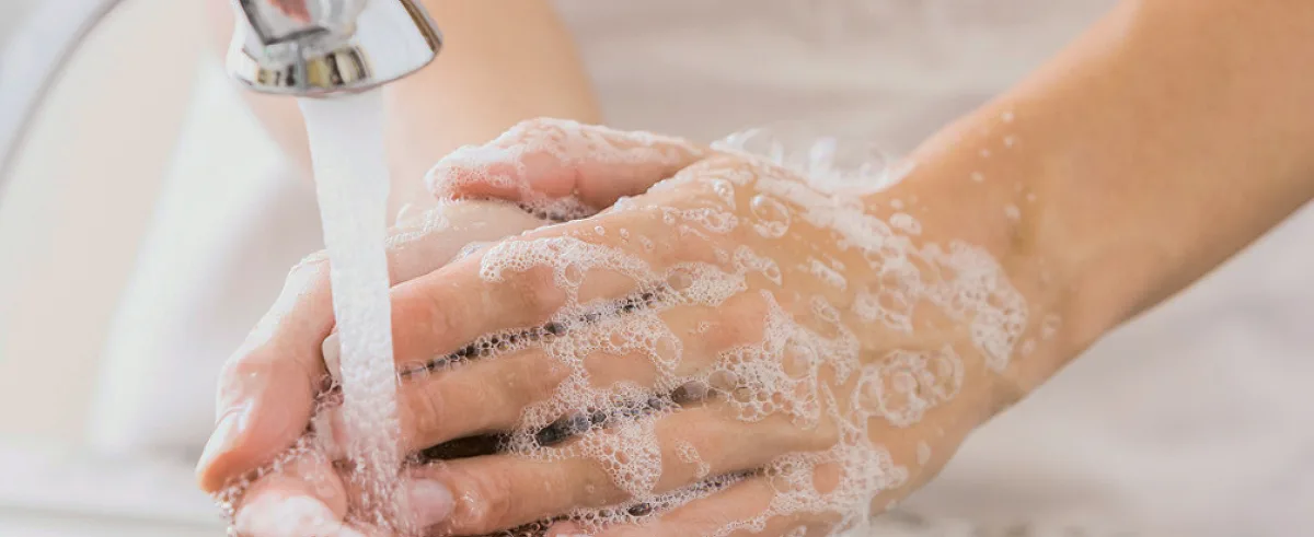 Handen wassen onder de kraan